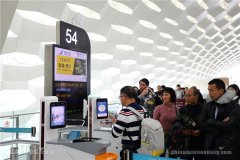 国际空运查询-春运首日旅客体验“刷脸”乘机：深圳机场越来越方便了